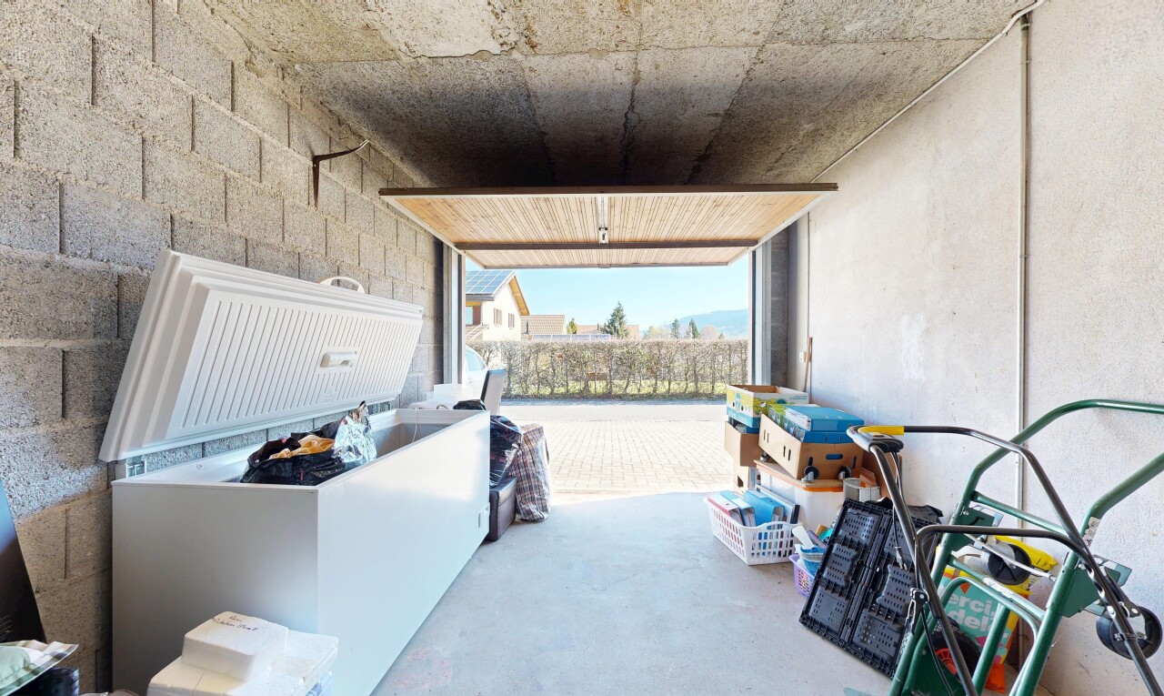 espace intérieur avec day time, concrete floor, sol en béton, natural light, et lumière naturelle