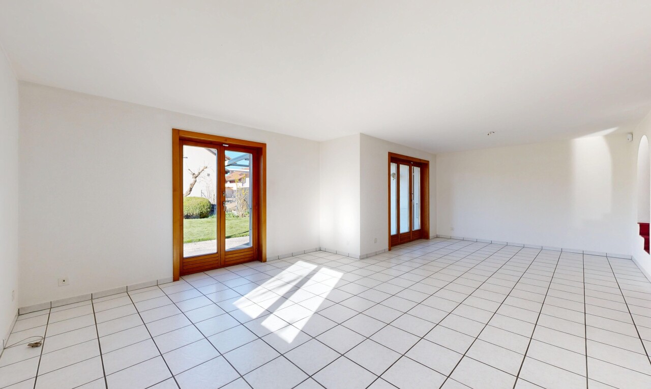 pièce vide avec cloison sèche, drywall, inside property, lumière naturelle, et natural light