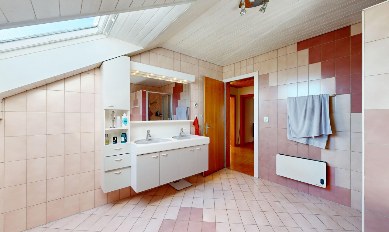 salle de bains avec mur en carrelage, tile wall, salle de bain complète, light floor, et double vasque
