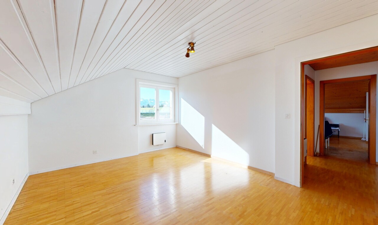 pièce vide avec wood ceiling, plafond en bois, vaulted ceiling, plafond voûté, et wood finish floor