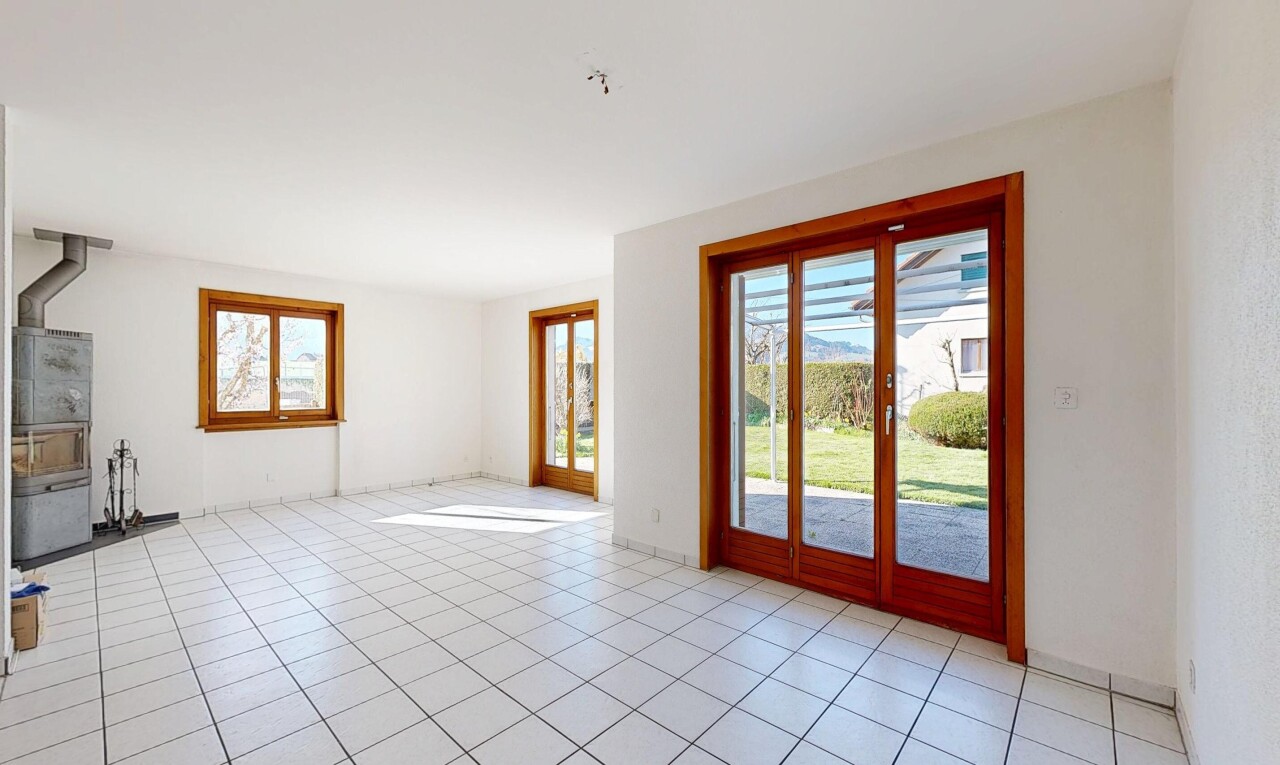 pièce vide avec day time, cloison sèche, drywall, light floor, et lumière naturelle