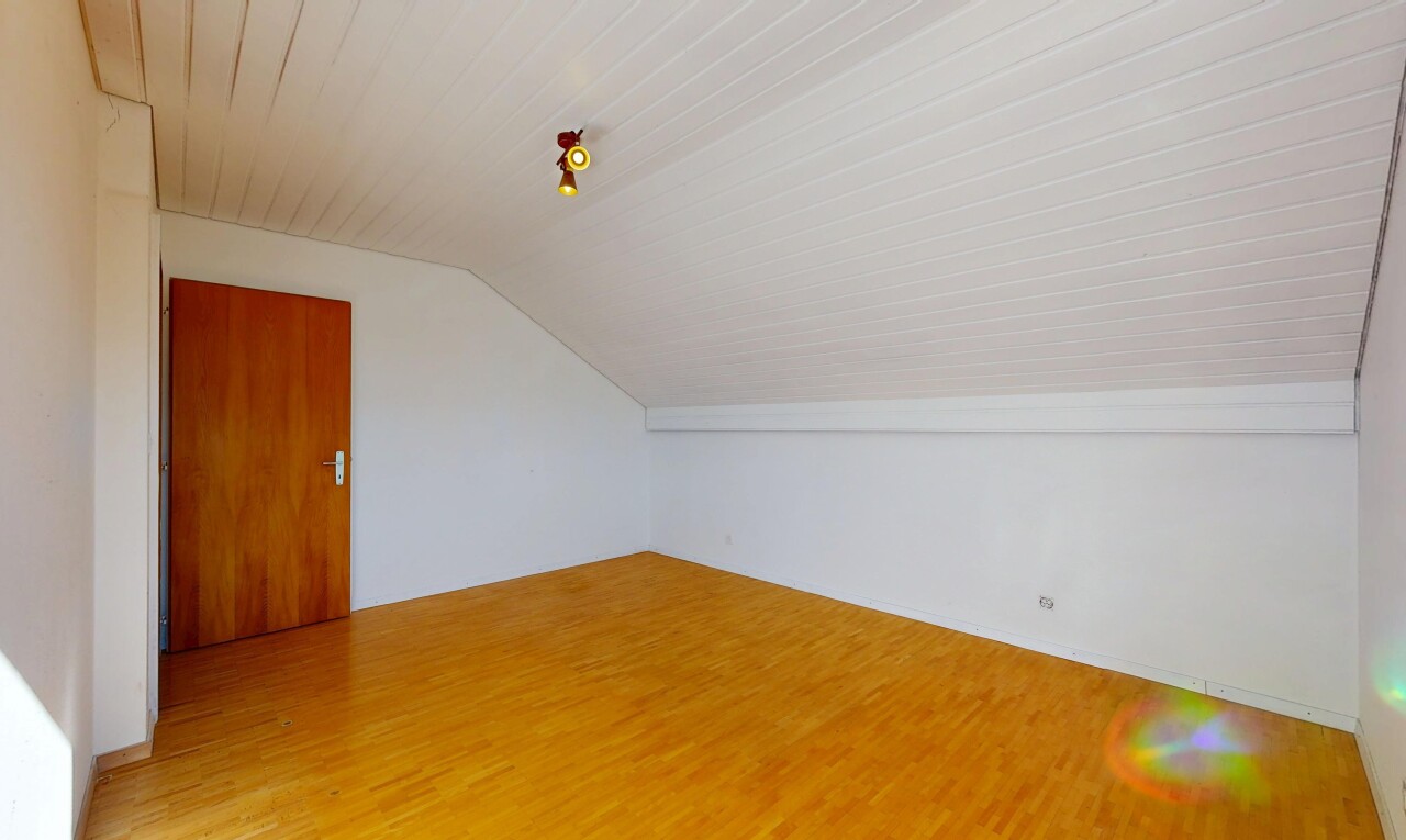 pièce vide avec pièce supplémentaire, plafond bas, low ceiling, plafond voûté, et vaulted ceiling