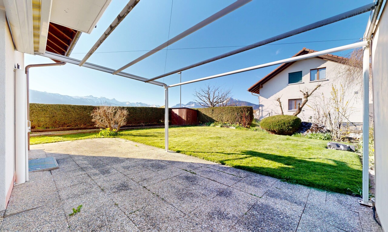 terrasse avec from property, pelouse, clôture, day time, et terrasse