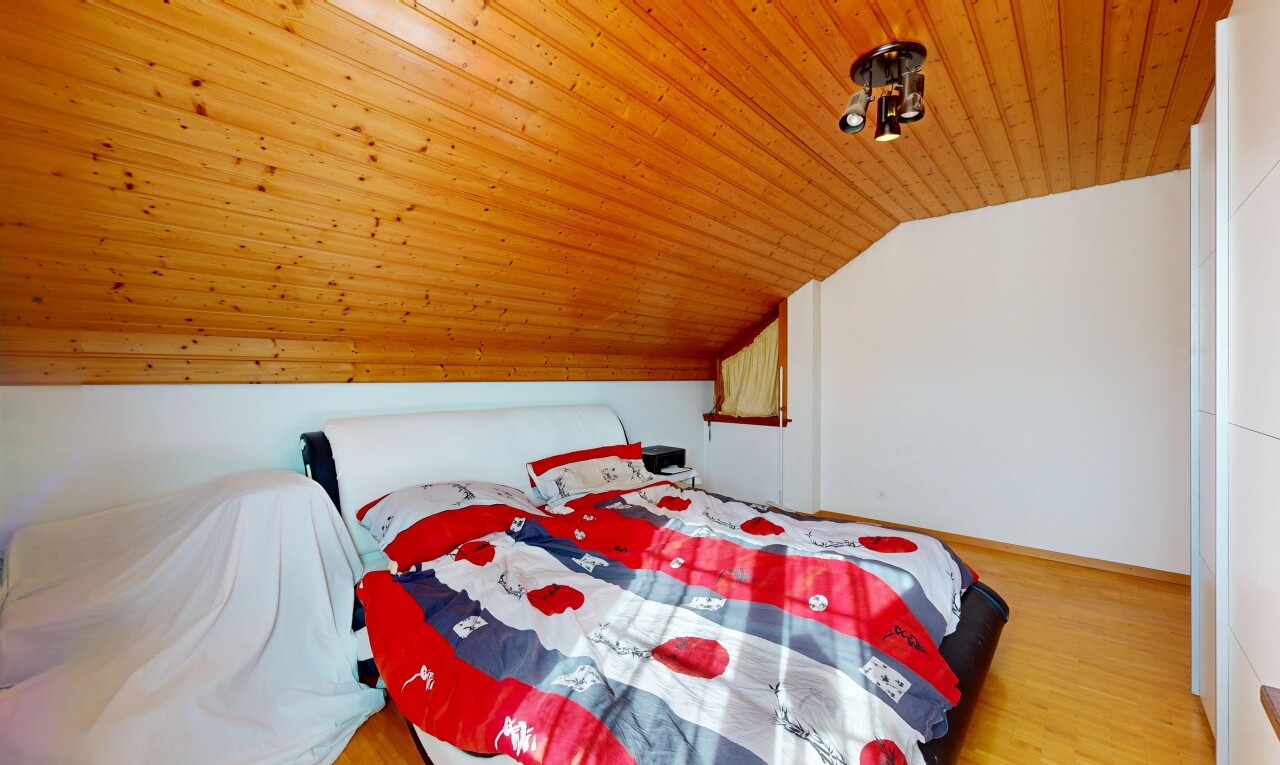 chambre avec vaulted ceiling, plafond voûté, low ceiling, plafond bas, et wood ceiling
