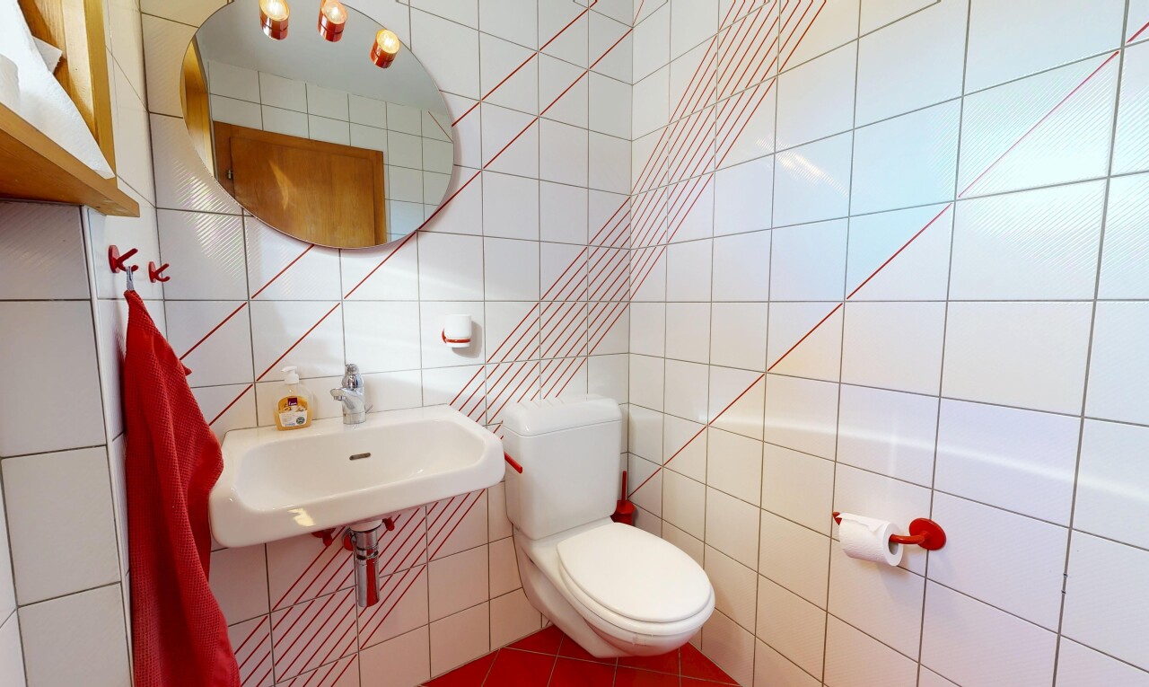salle de bains avec miroir, toilette, tile wall, et mur en carrelage