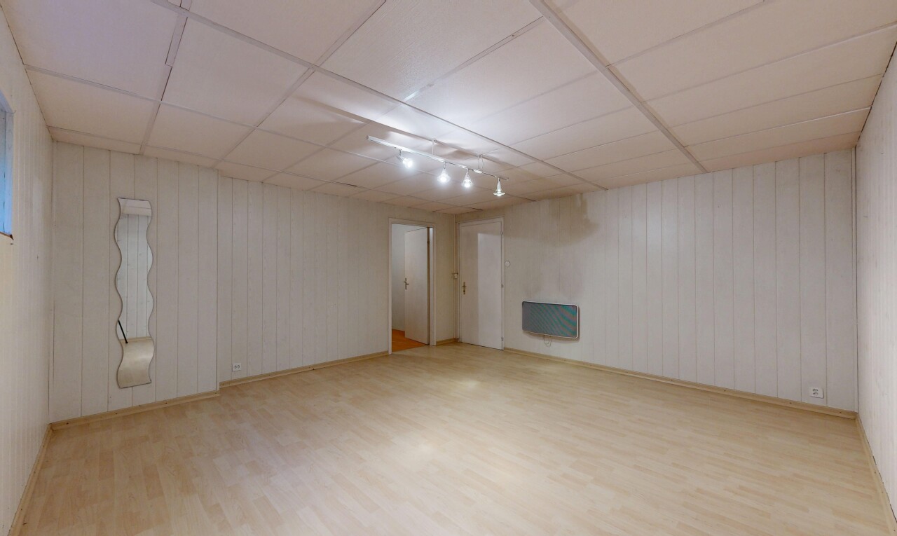 pièce vide avec sol en finition bois, wood finish floor, mur en bois, wood wall, et plafond suspendu