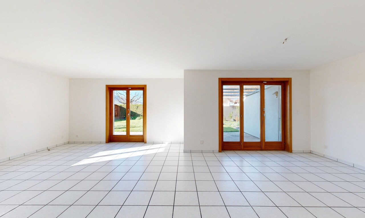 pièce vide avec cloison sèche, drywall, light floor, lumière naturelle, et natural light