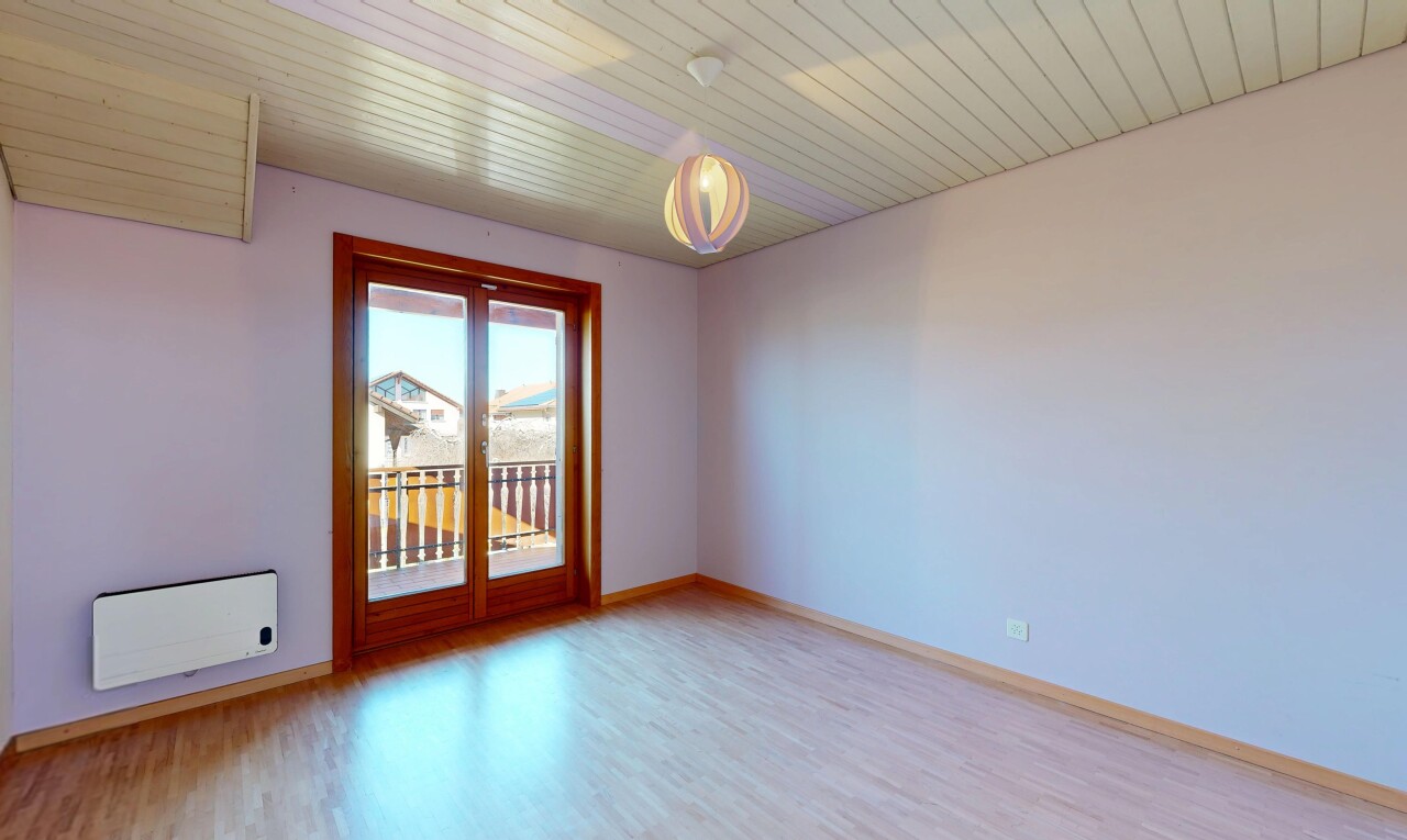 pièce vide avec day time, natural light, lumière naturelle, wood finish floor, et sol en finition bois
