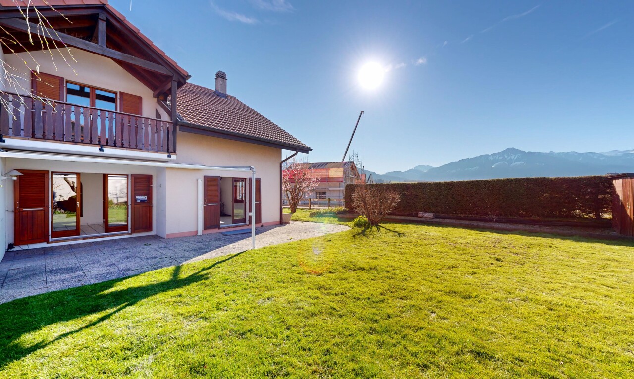 façade avec balcon, bardage en stuc, from property, pelouse, et day time