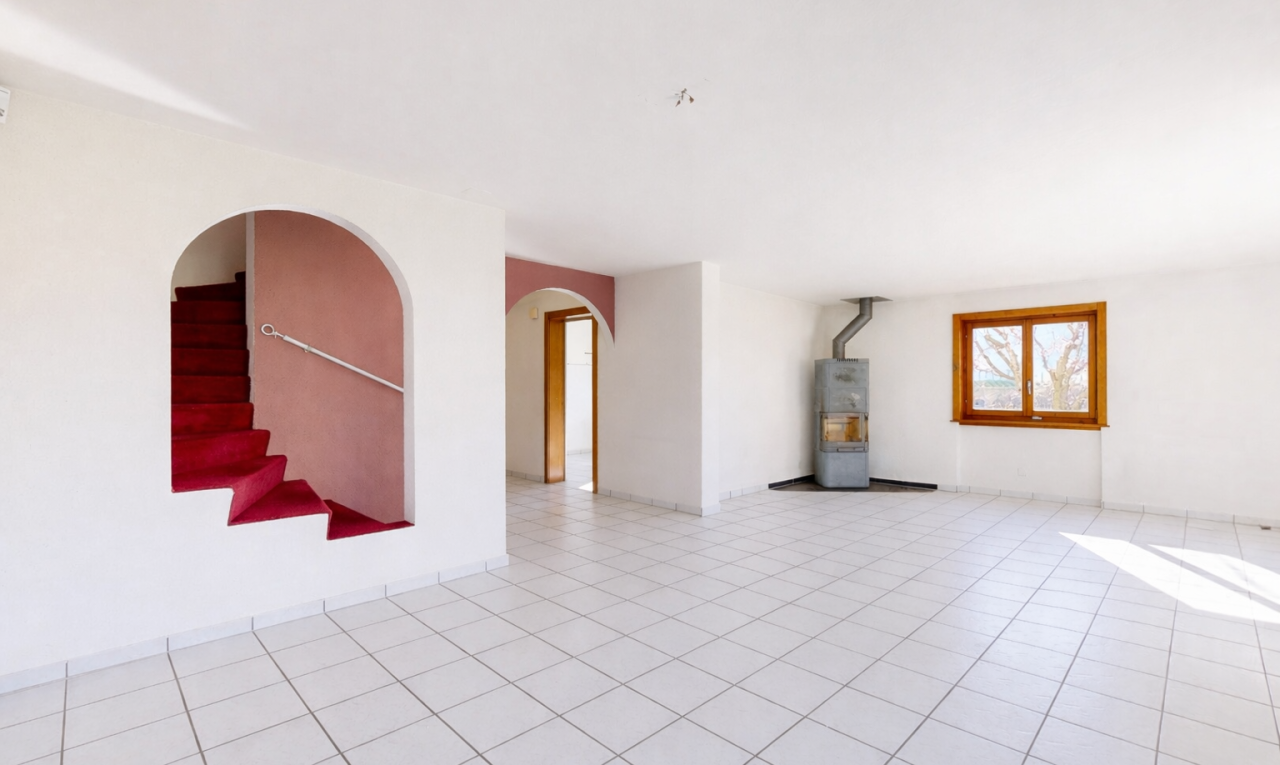 pièce vide avec passages en arc, escaliers, cloison sèche, drywall, et inside property