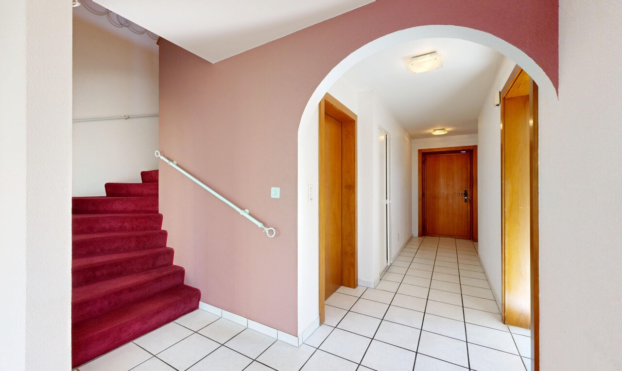 escaliers avec escaliers, cloison sèche, drywall, passages en arc, et inside community