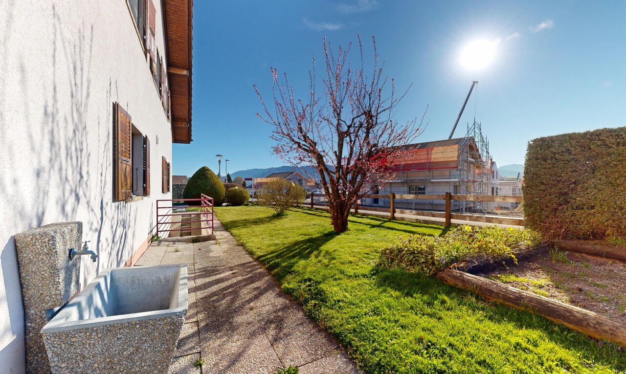 jardin avec pelouse, day time, clôture, from property, et terrasse