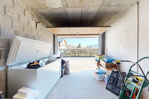 espace intérieur avec day time, concrete floor, sol en béton, natural light, et lumière naturelle