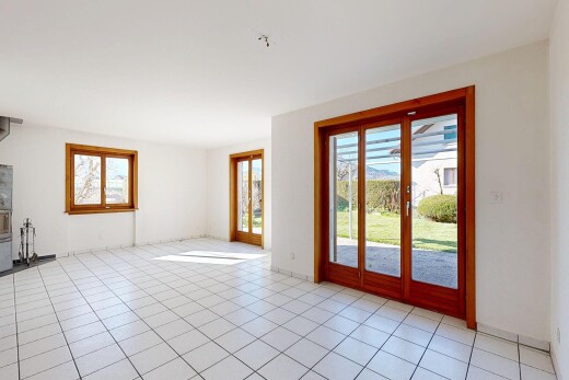 pièce vide avec day time, cloison sèche, drywall, light floor, et lumière naturelle