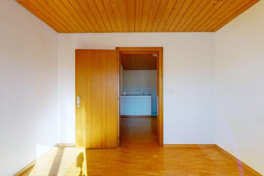 pièce vide avec plafond en bois, wood ceiling, sol en finition bois, wood finish floor, et inside property