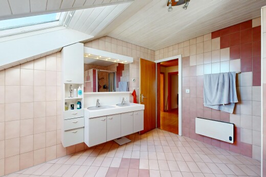 salle de bains avec mur en carrelage, tile wall, salle de bain complète, light floor, et double vasque