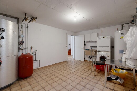 espace intérieur avec cloison sèche, drywall, chauffe-eau, inside property, et lave-linge et sèche-linge superposés