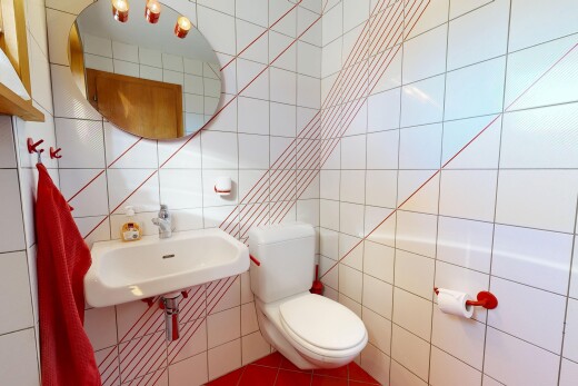 salle de bains avec miroir, toilette, tile wall, et mur en carrelage