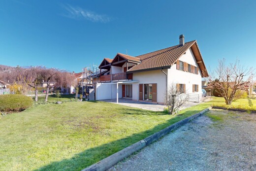 façade avec terrasse, pelouse, cheminée, balcon, et property visible