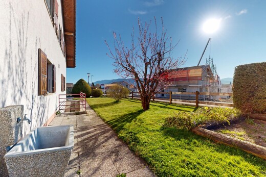 jardin avec pelouse, day time, clôture, from property, et terrasse