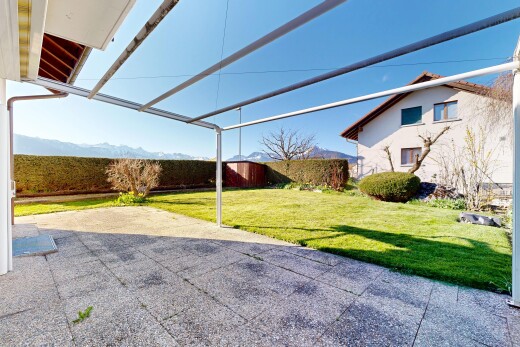 terrasse avec from property, pelouse, clôture, day time, et terrasse
