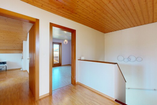 couloir avec plafond en bois, wood ceiling, sol en finition bois, wood finish floor, et inside property