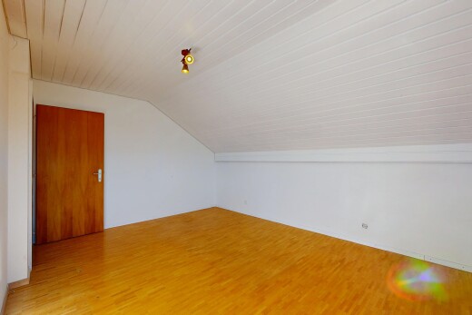 pièce vide avec pièce supplémentaire, plafond bas, low ceiling, plafond voûté, et vaulted ceiling