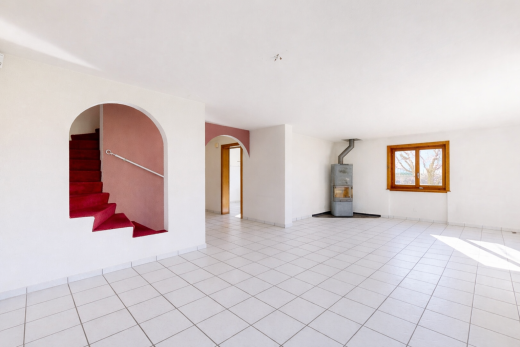pièce vide avec passages en arc, escaliers, cloison sèche, drywall, et inside property