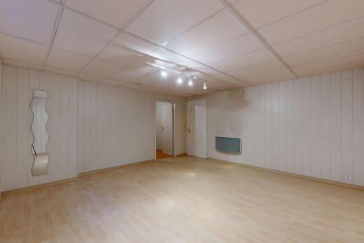 pièce vide avec sol en finition bois, wood finish floor, mur en bois, wood wall, et plafond suspendu