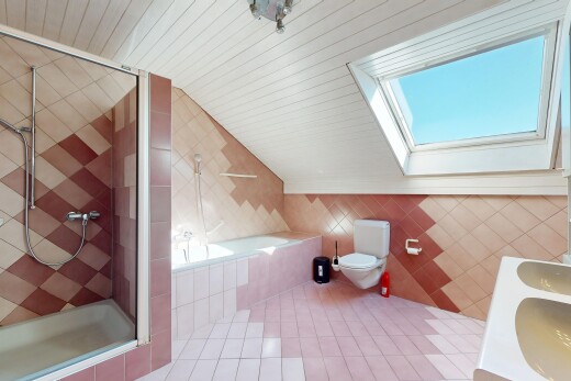 salle de bains avec douche, salle de bain complète, plafond voûté, vaulted ceiling, et bain