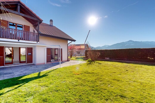 façade avec balcon, bardage en stuc, from property, pelouse, et day time