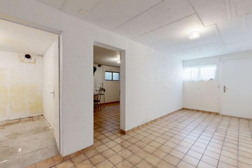 pièce vide avec sous-sol, natural light, lumière naturelle, inside property, et light floor