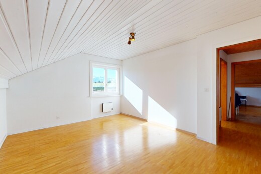 pièce vide avec wood ceiling, plafond en bois, vaulted ceiling, plafond voûté, et wood finish floor
