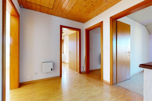 couloir avec wood finish floor, sol en finition bois, inside property, drywall, et cloison sèche