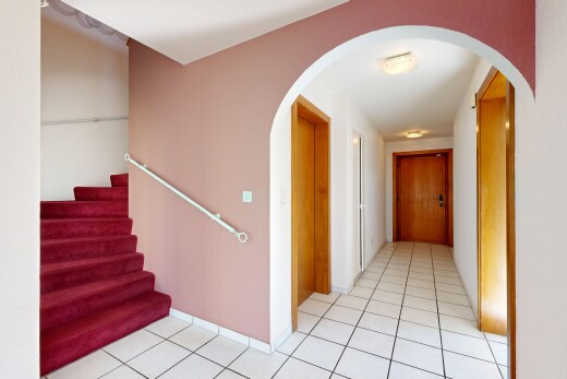 escaliers avec escaliers, cloison sèche, drywall, passages en arc, et inside community