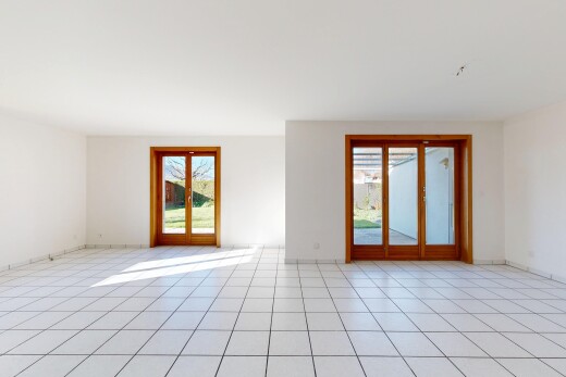 pièce vide avec cloison sèche, drywall, light floor, lumière naturelle, et natural light