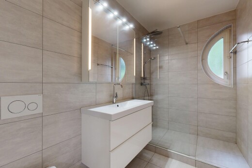 bad mit tile shower, spiegel, schminktisch, komplettes badezimmer, und dusche