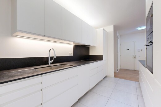 küche mit weiße schränke, inside property, gipskartonwand, drywall, und waschbecken