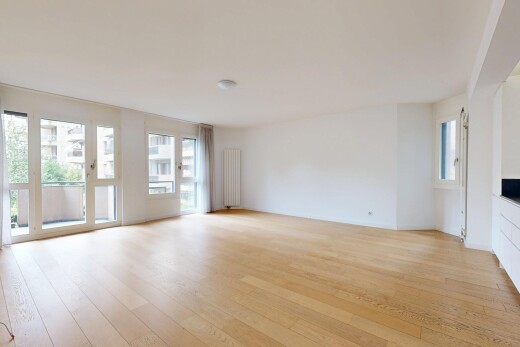 leerer raum mit wood finish floor, holzfußboden, drywall, gipskartonwand, und natural light