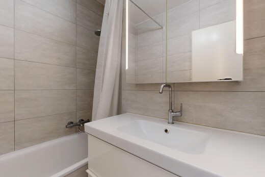 salle de bains avec douche-bain combinés, lavabo (ou coiffeuse selon le contexte), inside property, tile shower, et salle de bain complète