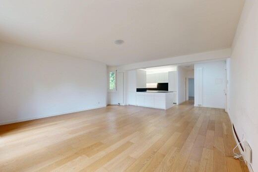 pièce vide avec sol en finition bois, wood finish floor, cloison sèche, drywall, et lumière naturelle