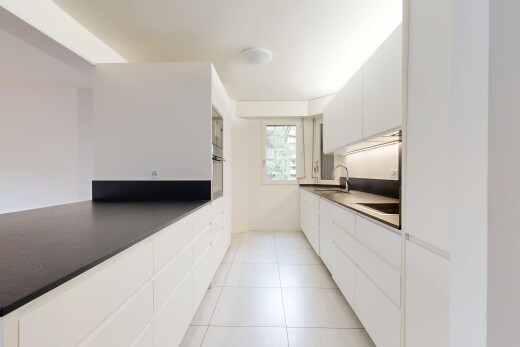 küche mit weiße schränke, fliesenboden, tile floor, natürliches licht, und natural light