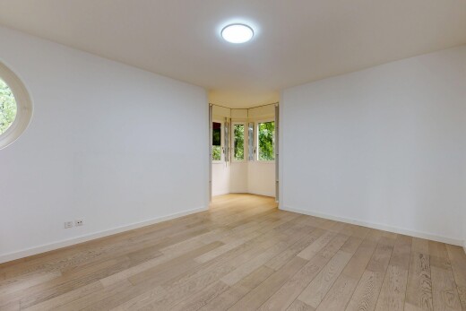 pièce vide avec cloison sèche, drywall, lumière naturelle, natural light, et sol en finition bois