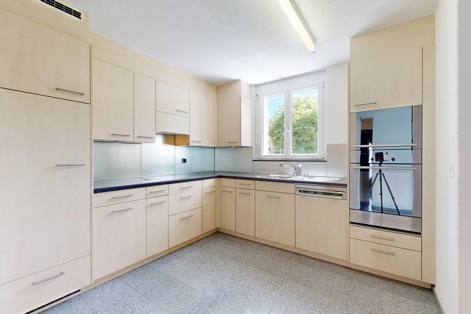 küche mit ofen, light floor, dark countertops, arbeitsplatten, und küchenrückwand beim Herd