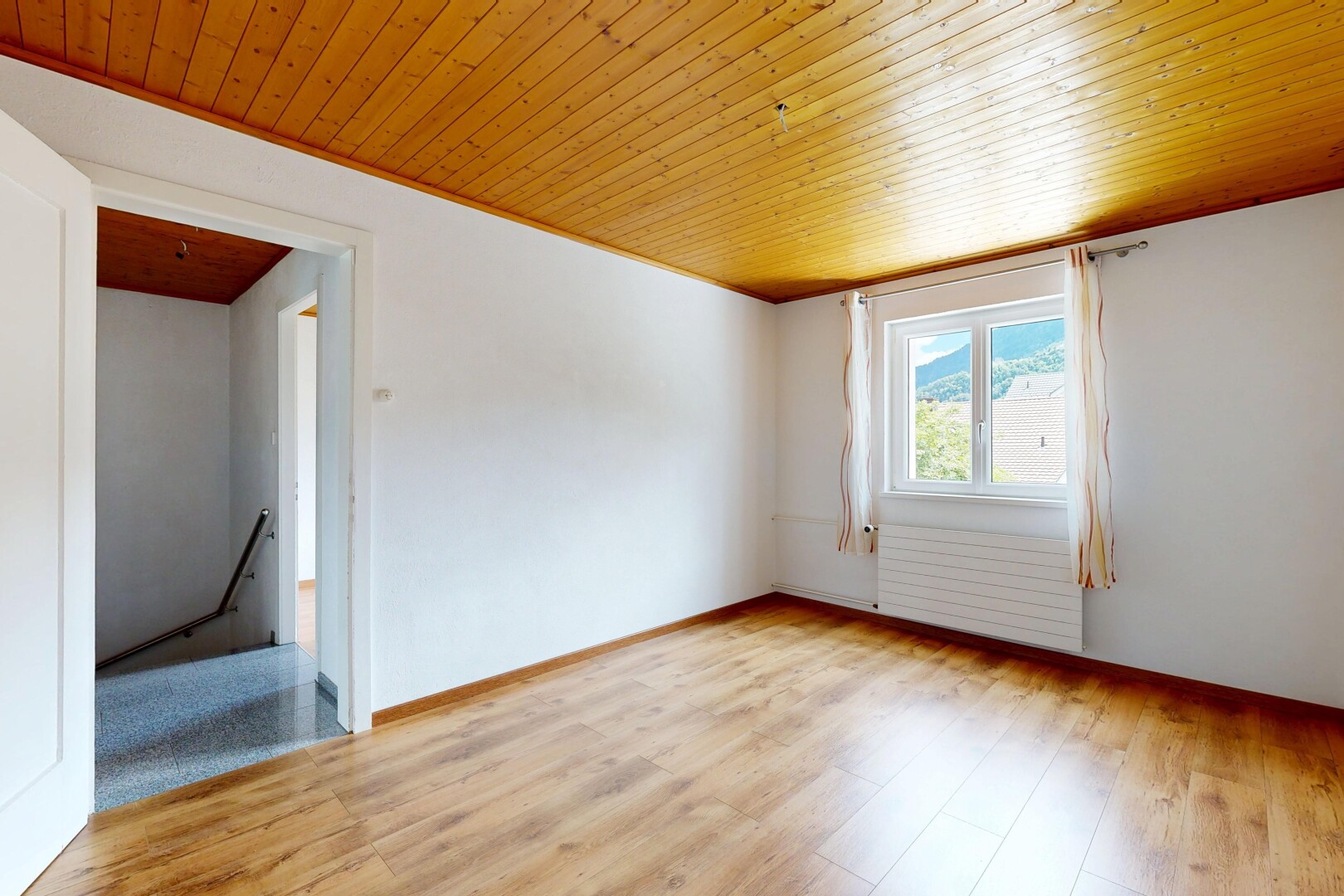 leerer raum mit natural light, natürliches licht, inside property, wood finish floor, und holzfußboden