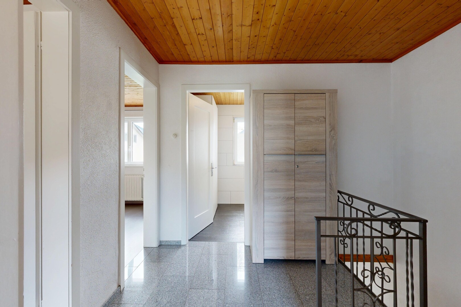 halle / korridor mit natural light, natürliches licht, inside property, wood ceiling, und holzdecke