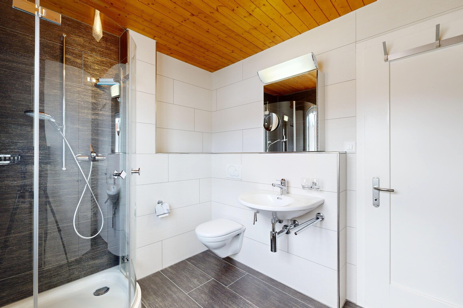 bad mit tile wall, fliesenwand, komplettes badezimmer, inside property, und spiegel