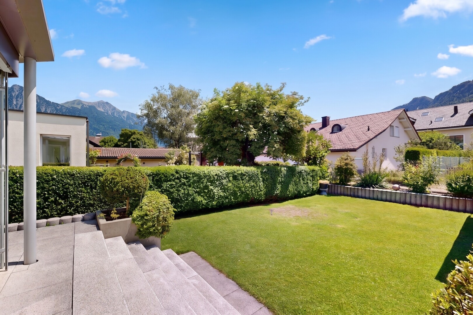 garten mit blick auf die berge, mountain view, from property, rasen, und day time