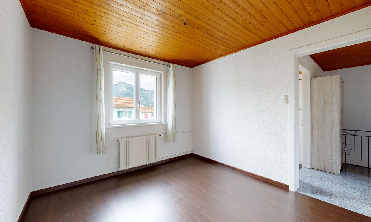leerer raum mit holzdecke, wood ceiling, inside property, natürliches licht, und natural light