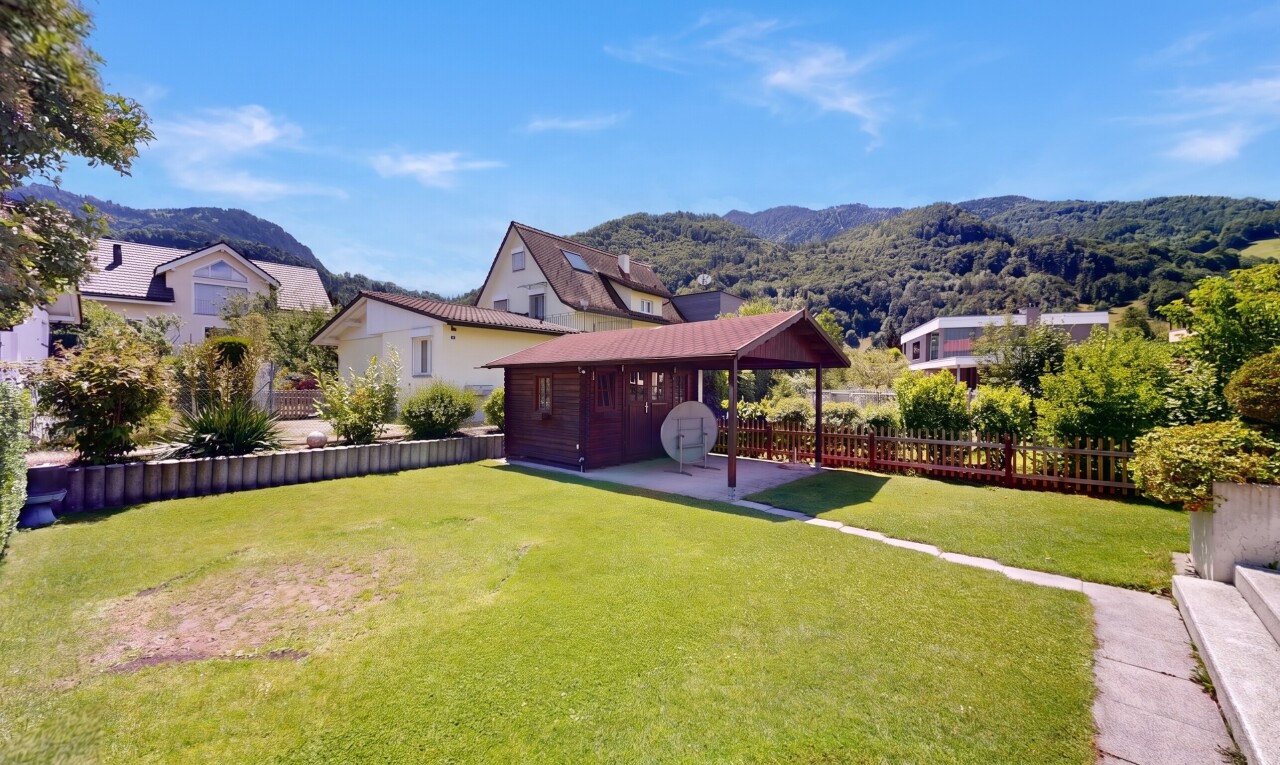 garten mit blick auf die berge, mountain view, day time, zaun, und rasen